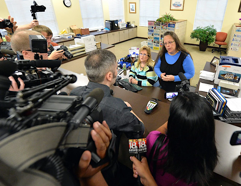 Kim Davis verweigert vor laufenden Kameras einem schwulen Paar die Heiratserlaubnis.