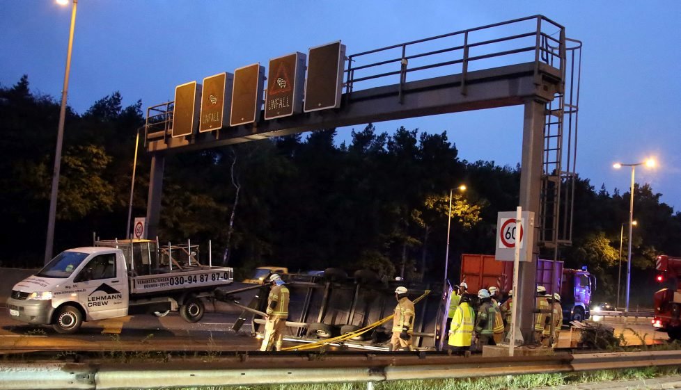 Kurz vor der Abfahrt Tegel geriet dieser Transporter samt Anhänger ins Schleudern - der Anhänger, beladen mit Zaunelementen, überschlug sich. Alle drei Fahrspuren der A11 Richtung Norden waren blockiert.