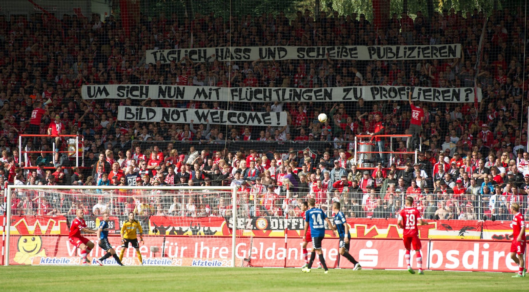 ...und auch auf den Rängen machte Union wieder auf sich aufmerksam. Das Spruchband richtet sich an die umstrittene Flüchtlingsaktion der Bild-Zeitung.