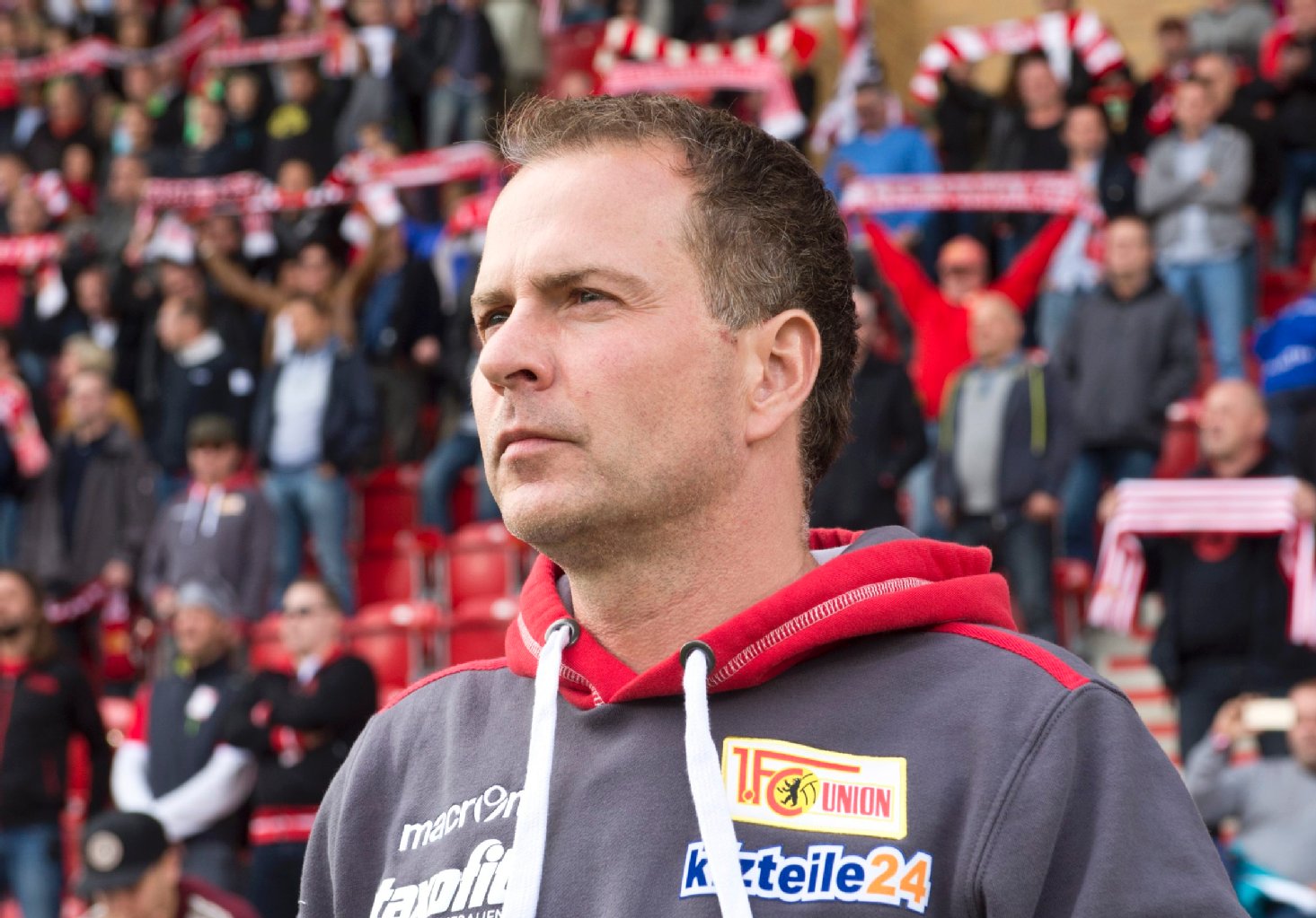 Sascha Lewandowski verfolgt gespannt das Spielgeschehen bei seiner Heimpremiere als Union-Trainer. Bis hierhin konnte er zufrieden sein...