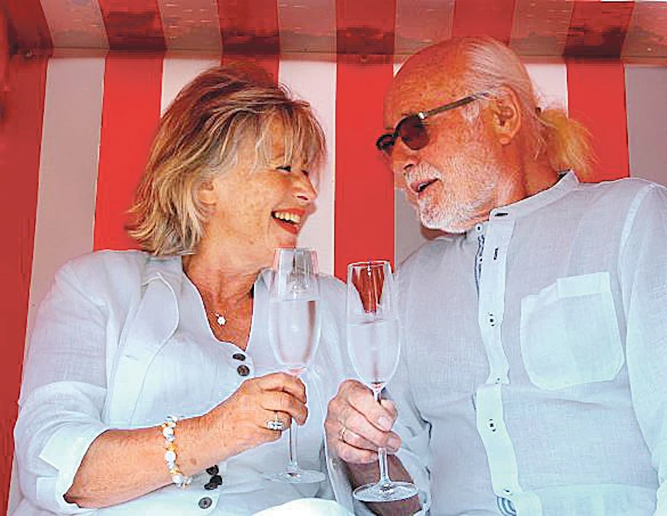 Brigitte Eisenfeld stößt mit ihrem Mann Helmut an.