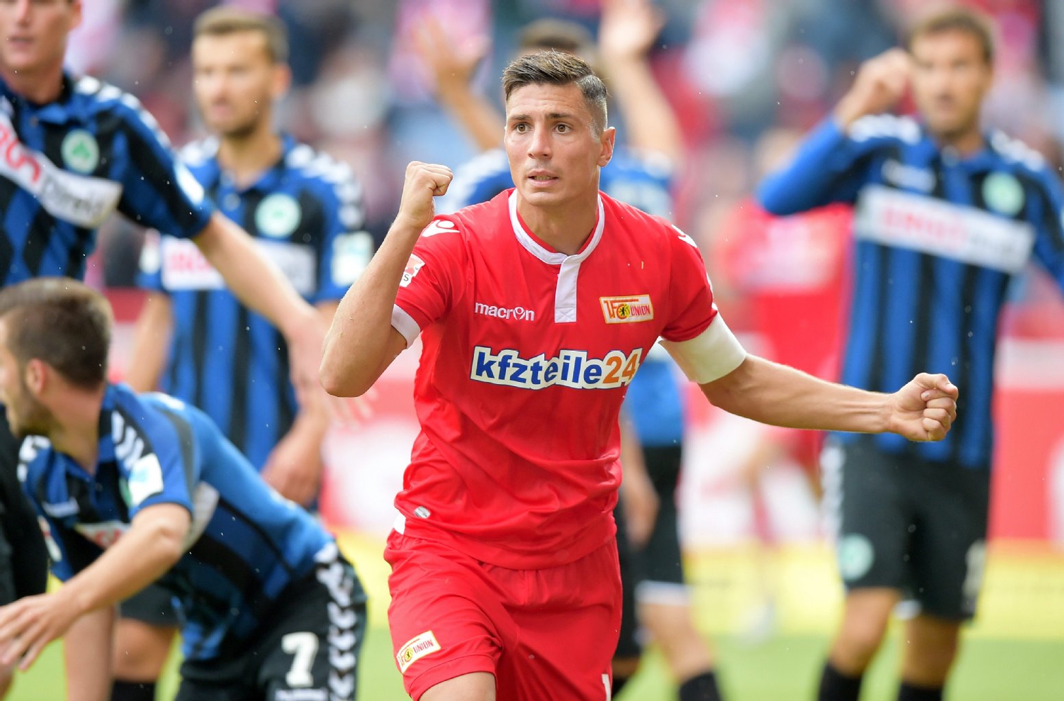 82. Minute: Ecke Union, Kreilach per Kopf auf den linken Pfosten, Kessel drückt die Pille rein. 2:2 also? Nein! Schiedsrichter Jablonski gibt das Tor nicht.