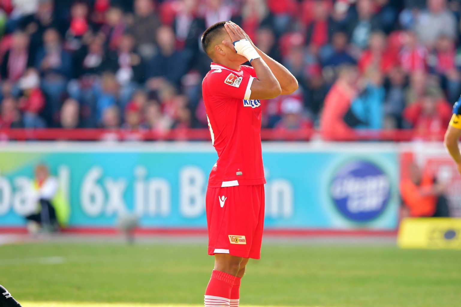 Kurz darauf ist Schluss, Union verliert vor eigenem Publikum 1:2. Bobby Wood kann es nicht fassen.
