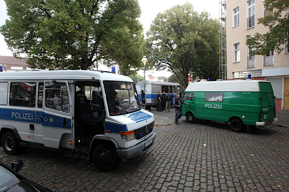 Die Polizei hat den Tatort nach dem Mord an der Ecke Ringbahn-/Walterstraße in Neukölln mit mehreren Einsatzfahrzeugen abgesperrt.