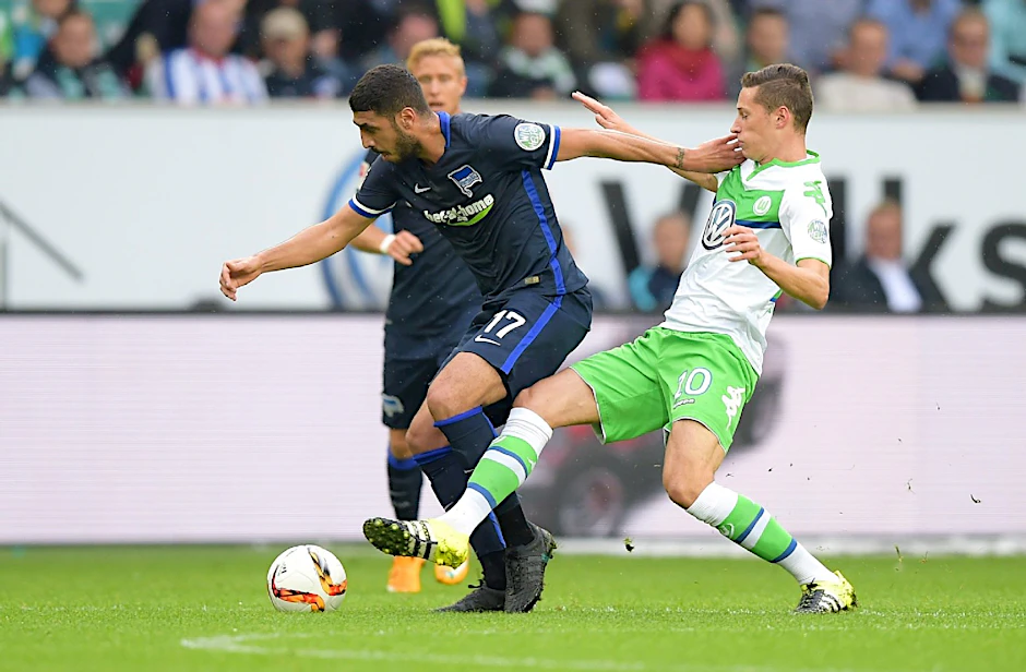 Tolga Cigerci lässt sich auch vom langen Bein von Wolfsburgs Julian Draxler nicht stoppen.