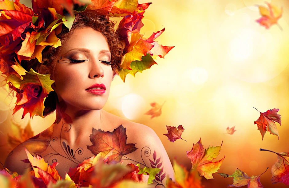Im Herbst ist nicht alles nur grau und nebelig. Es gibt schöne Dinge, die man unternehmen kann und die dem Blues trotzen – wie auf dem Sofa relaxen, sich einkuscheln oder durch den Laub wandern.