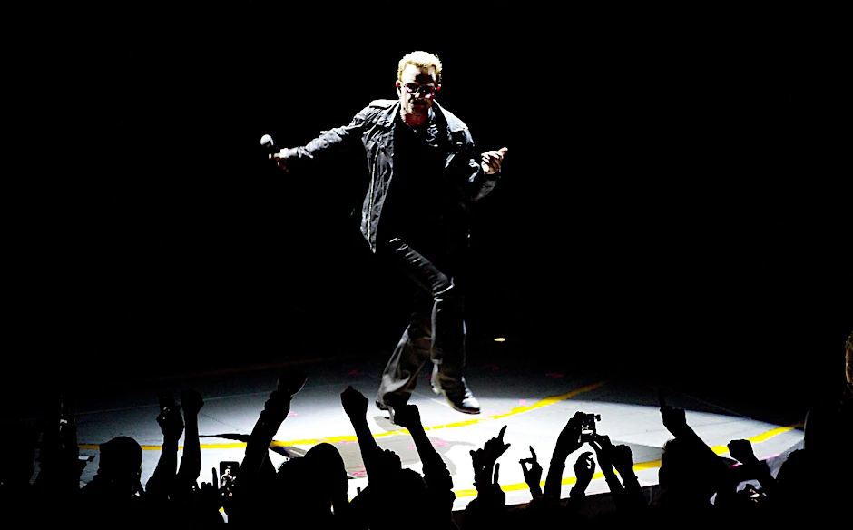 Bono tanzt sich warm! Er und seine U2-Jungs eröffnen die herbstliche Rock-Saison in Berlin.