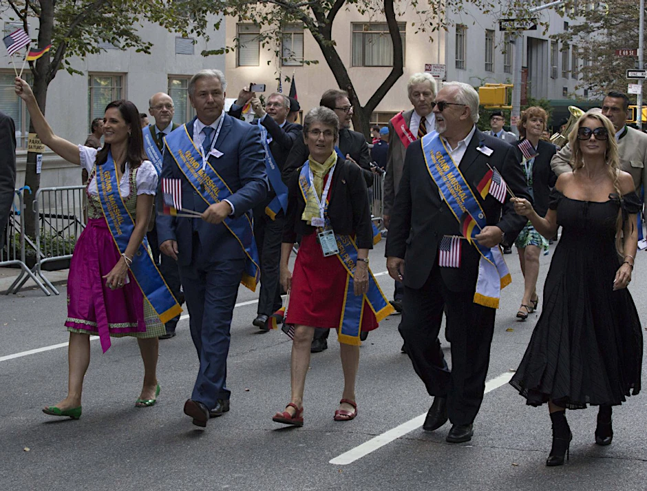 Wowi marschiert und lacht: Er trägt die Schärpe des Grand Marshal.