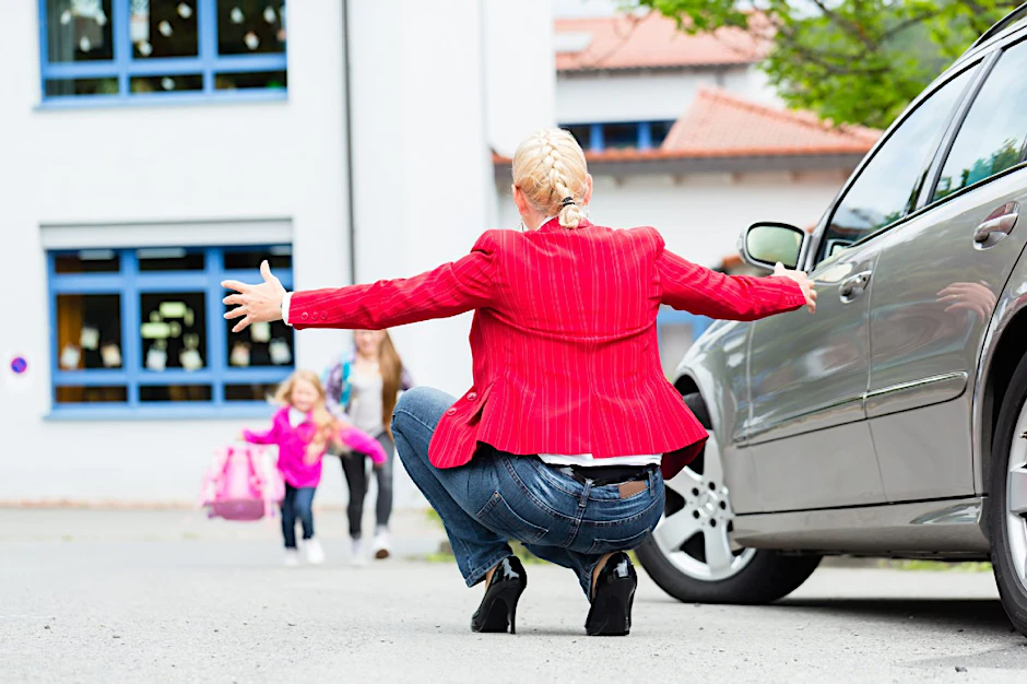 Kinder freuen sich, wenn Mutti sie zur Schule bringt – und abholt. Aber für die Verkehrserziehung und Selbstständigkeit der Kleinen kann das schlecht sein.