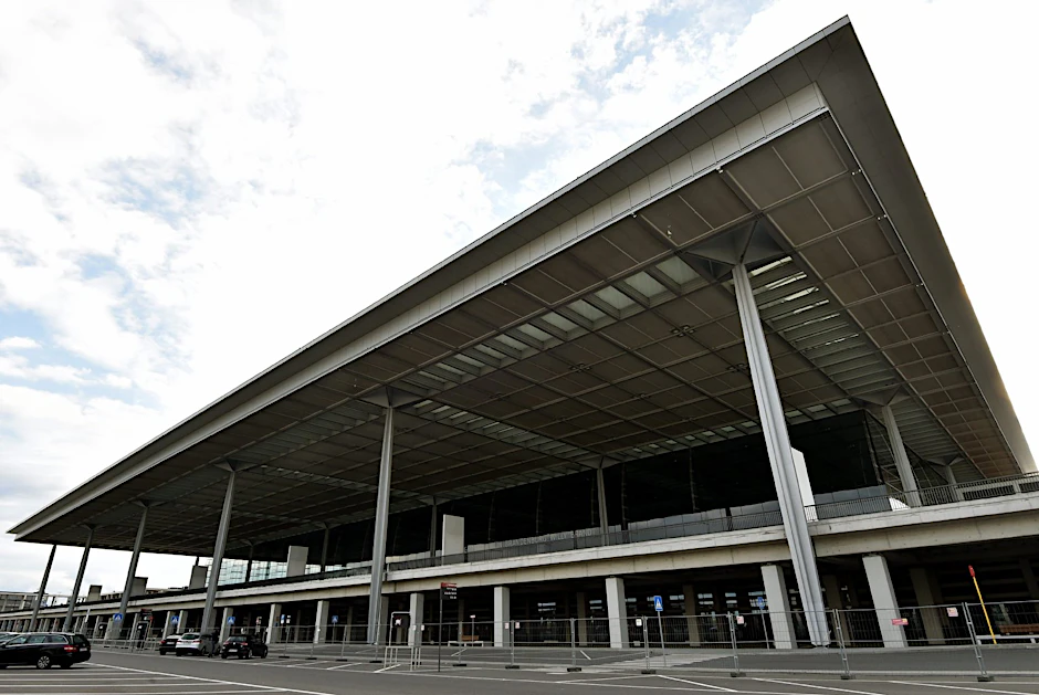 Das Dach des Flughafen-Terminals könnte einstürzen. Vielleicht ist es sogar besser den BER abzureißen, bevor noch mehr Millionen in den Pfusch-Bau gesteckt werden.