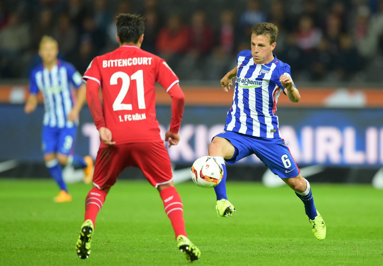 Vladimir Darida versucht an Kölns Leonardo Bittencourt vorbeizukommen.