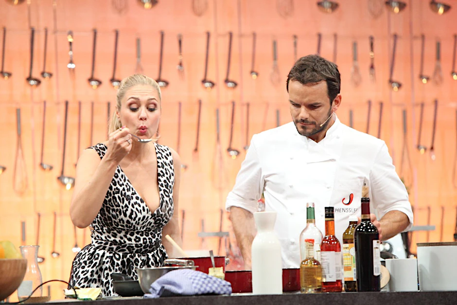 Ruth Moschner und Superkoch Steffen Henssler. Auch in der 5. Staffel seiner Kochshow sind die zwei ein Team.