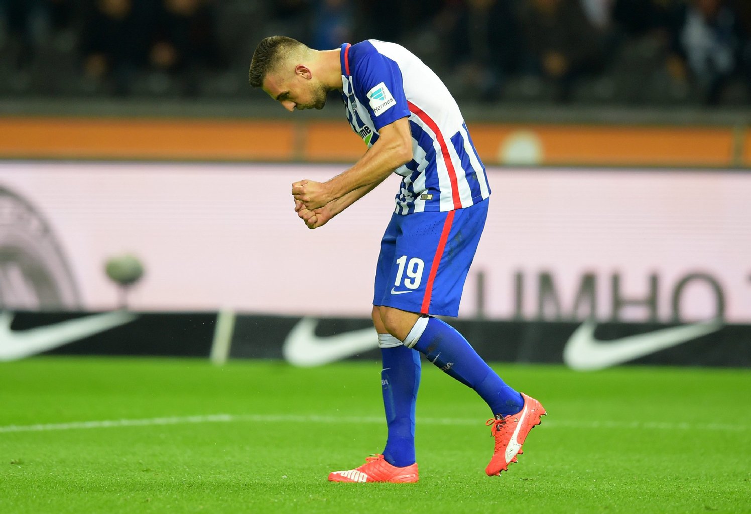 Vedad Ibisevic feiert sein erstes Tor für Hertha BSC. Zuvor hatte der Stürmer 25 Partien beziehungsweise 1419 Minuten in der Bundesliga nicht getroffen.