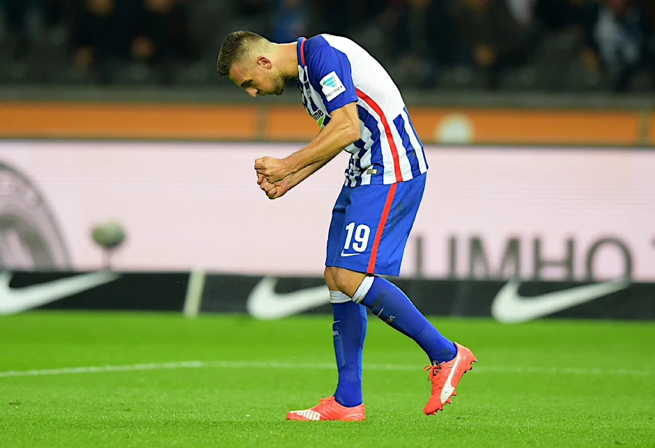 Vedad Ibisevic feiert sein erstes Tor für Hertha BSC. Zuvor hatte der Stürmer 25 Partien beziehungsweise 1419 Minuten in der Bundesliga nicht getroffen.