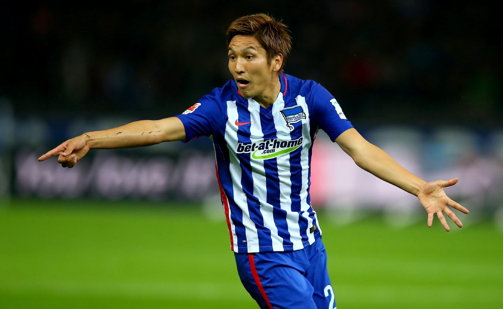 Genki Haraguchi gestikuliert nach einem Ballverlust. Konzentrierte Vorstellung des Japaners.