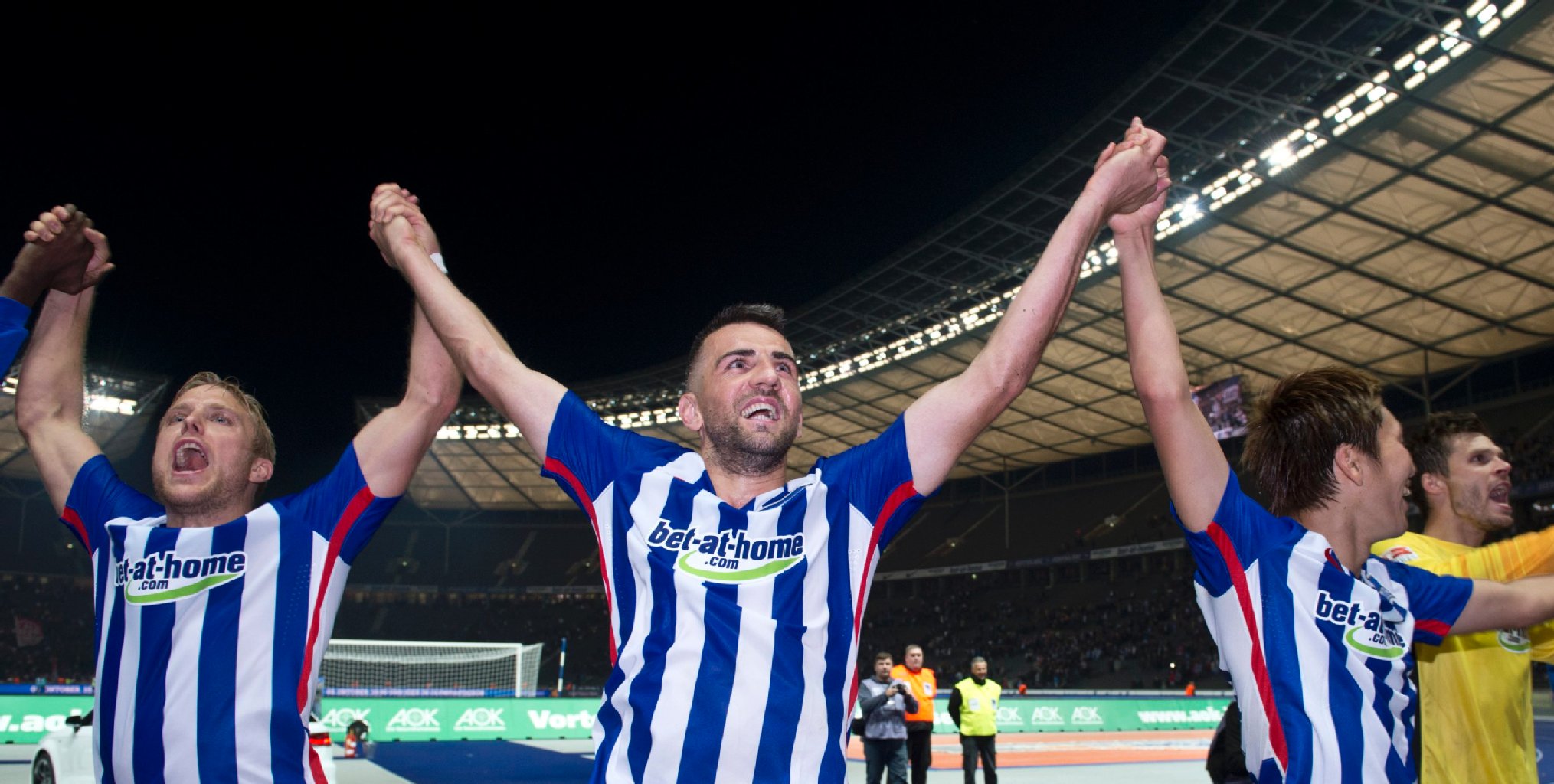 Der Matchwinner lässt sich feiern: Ibisevic mit Skjelbred und Haraguchi vor den jubelnden Fans.
