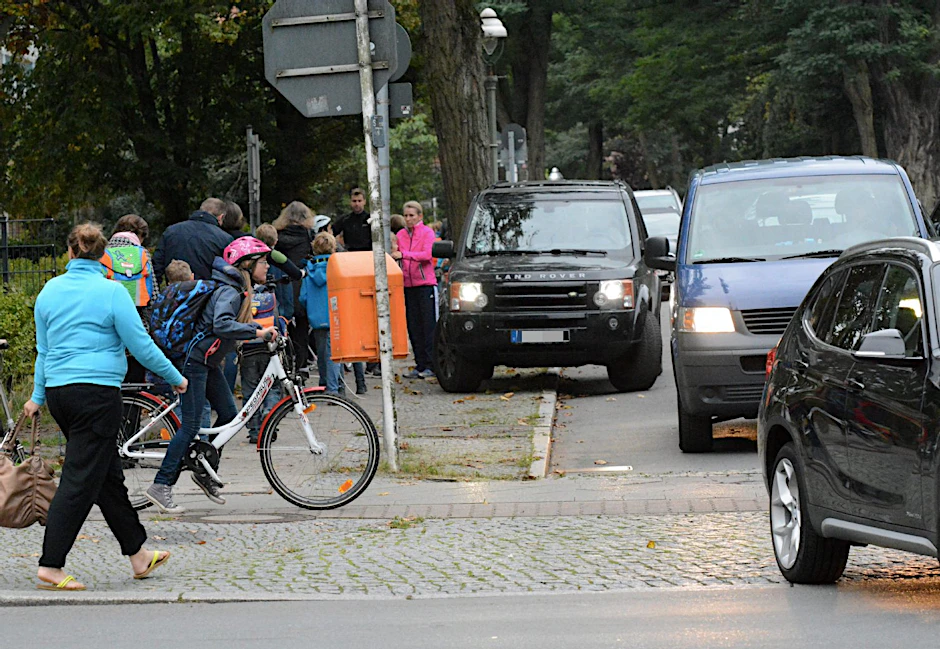 Stoßstange an Stoßstange parkten die Karossen vieler Eltern vor der Erich-Kästner-Grundschule in Dahlem. Der Durchgangsverkehr wurde dadurch erheblich behindert.