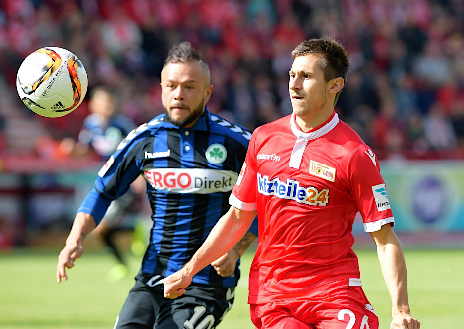 Steven Skrzybski (r.) kontrolliert den Ball im Spiel gegen Greuther Fürth.