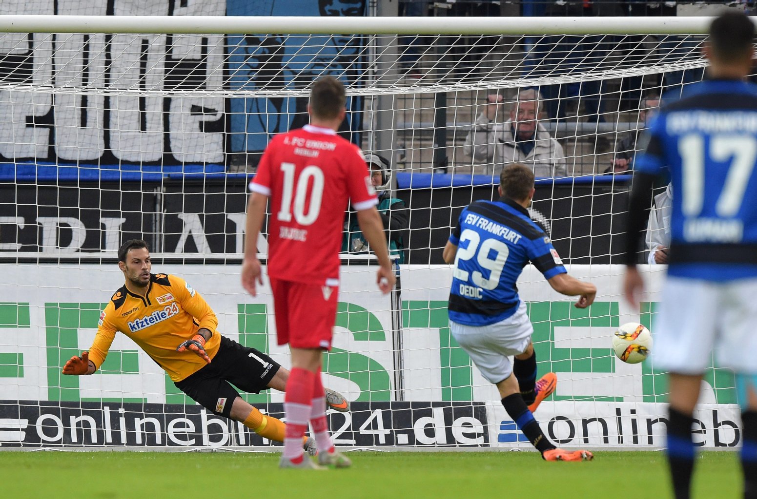Kurz nach der Pause der Schock: Der erst zur zweiten Hälfte eingewechselte Dedic verwandelt einen Foulelfmeter zum 1:1. Puncec hatte FSV-Angreifer Schahin abgeräumt.