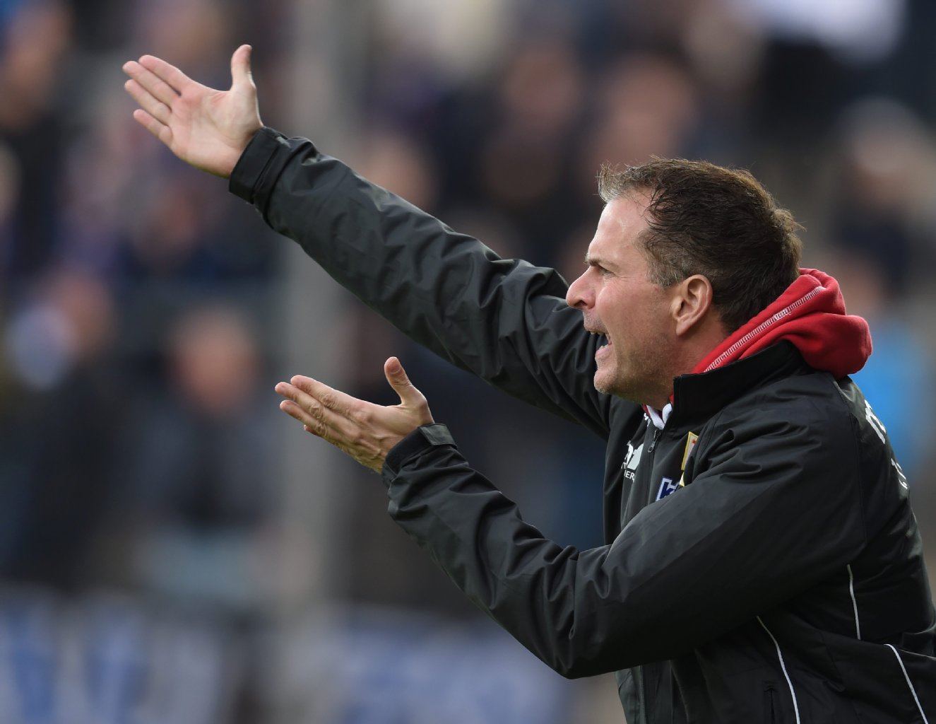 Trainer Sascha Lewandowski wurmten die Gegentore. Lautstark forderte er seine Spieler auf, mehr Druck zu machen.
