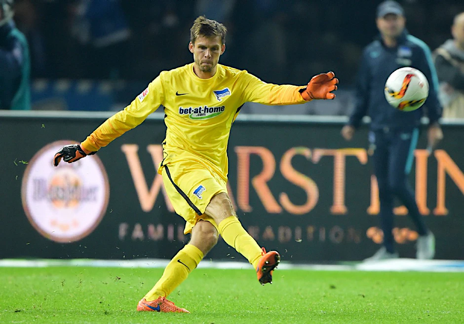 Rune Jarstein donnert den Abschlag ins Feld. Beim 2:0-Erfolg über Köln vertrat der Norweger Thomas Kraft glänzend.