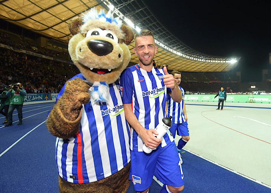 Herthinho herzt Vedad Ibisevic. Der Stürmer schoss Hertha zum Sieg.