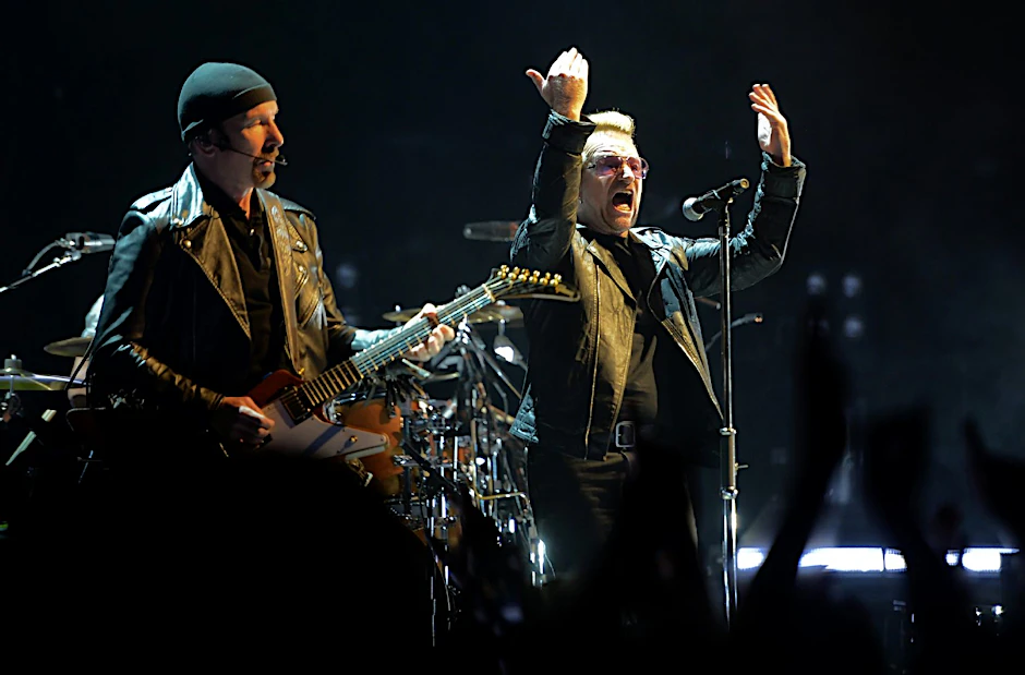 Bono (r.) feierte mit U2 in Berlin eine große Multimedia-Sause.