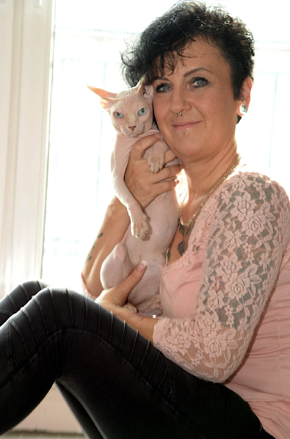 Ein Herz und eine Seele: Kater Willi (4) und sein Frauchen Jacqueline L. aus Spandau (41).