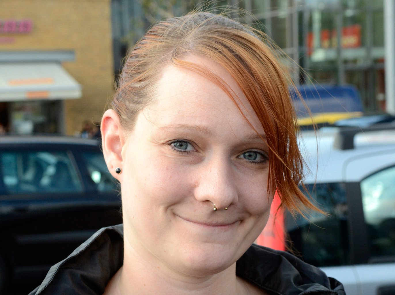 „Warum tun denn auf einmal alle so verwundert? Die Verbrauchswerte haben doch noch nie gestimmt. Wieso also die Abgaswerte?“, fragt sich Nadja R. (26). Rein rechnerisch hat sich der Dieselkauf für die Lehrerin gelohnt. Ökologie war beim Anschaffen des Autos eher zweitrangig. „Immerhin hat es eine grüne Plakette.“