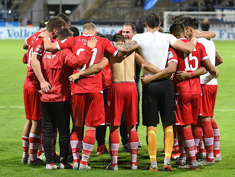3. Halbzeit für Union: Trainer Sascha Lewandowski versammelt seine Eisernen zu einem Kreis gegen den Frust.