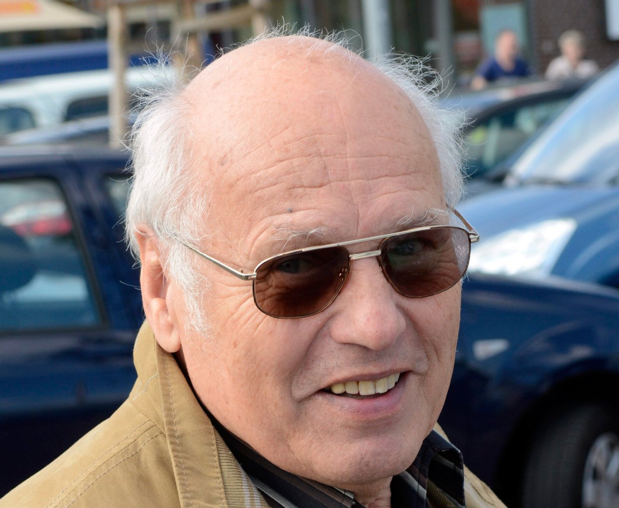 Siegfried L. (77) hat seinen VW überprüfen lassen. Das Auto gehört nicht zu den Problemfahrzeugen. „Ich werde trotz des Skandals weiter Volkswagen fahren!“ Dass er sich 2008 für einen Diesel entschied, war Zufall. „Es gibt andere Marken, die bestimmt wesentlich schlimmer sind!“