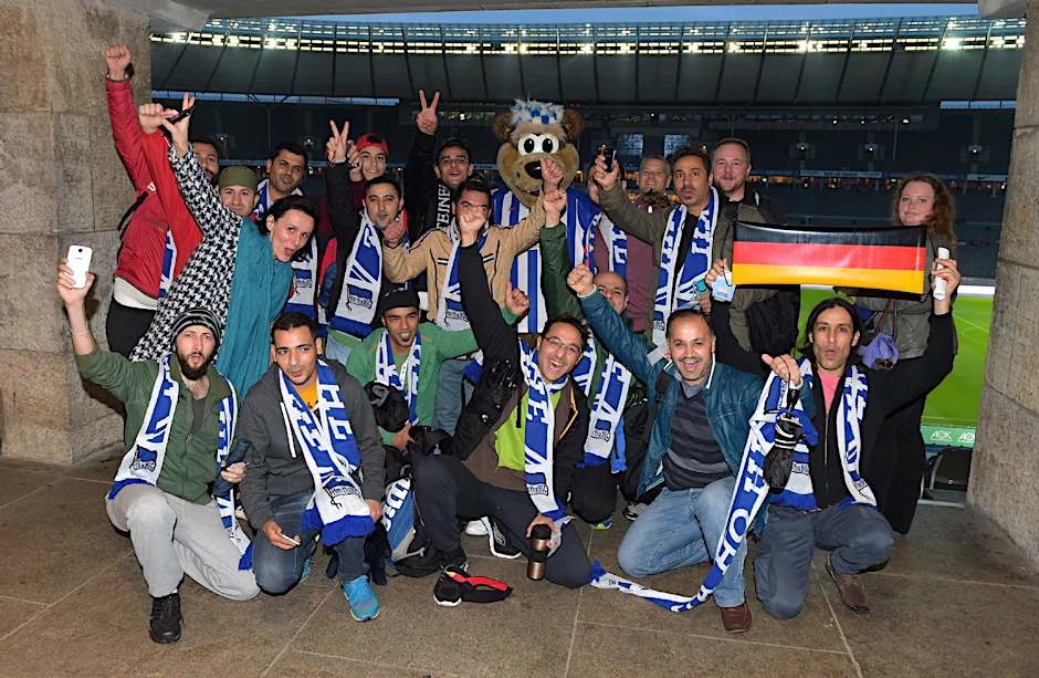 Gruppenfoto im Olympiastadion. Fußball ist eine willkommene Abwechslung.
