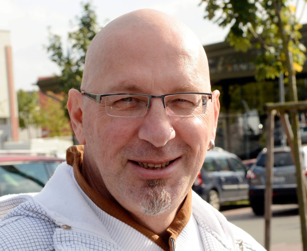„Ich würde mir mein Auto jederzeit wieder kaufen“, sagt Mathias Gradtke (51). Er ist ganz besonders stolz auf seinen Audi Diesel. Und wenn der dann ein bisschen mehr Ruß macht, ist das eben so. „Ich bin Vielfahrer. Da spielen Kosten eine Rolle. Ich habe mir mein Auto aber in dem Glauben gekauft, die Abgaswerte sind gesetzeskonform.“