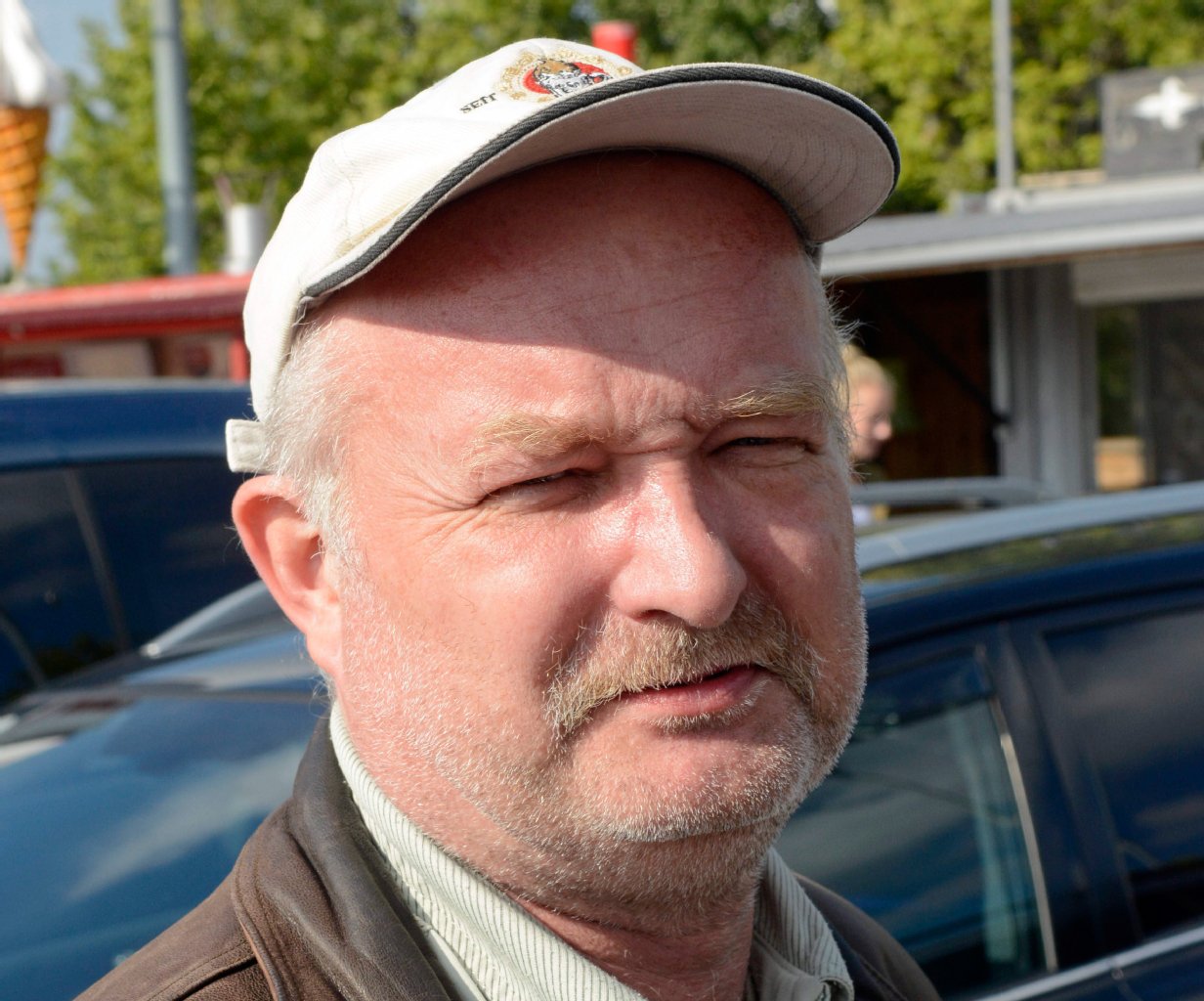 Die VW-Affäre um Dieselabgase findet Torsten Winkler (49) nicht beunruhigend. „Zehn Jahre fahre ich jetzt meinen Diesel und es hat sich für mich vor allem finanziell geloht.“ An einen Wechsel denkt er nicht. „Ich fahre im Jahr viele Kilometer. Das Preis-Leistungsverhältnis ist unschlagbar!“