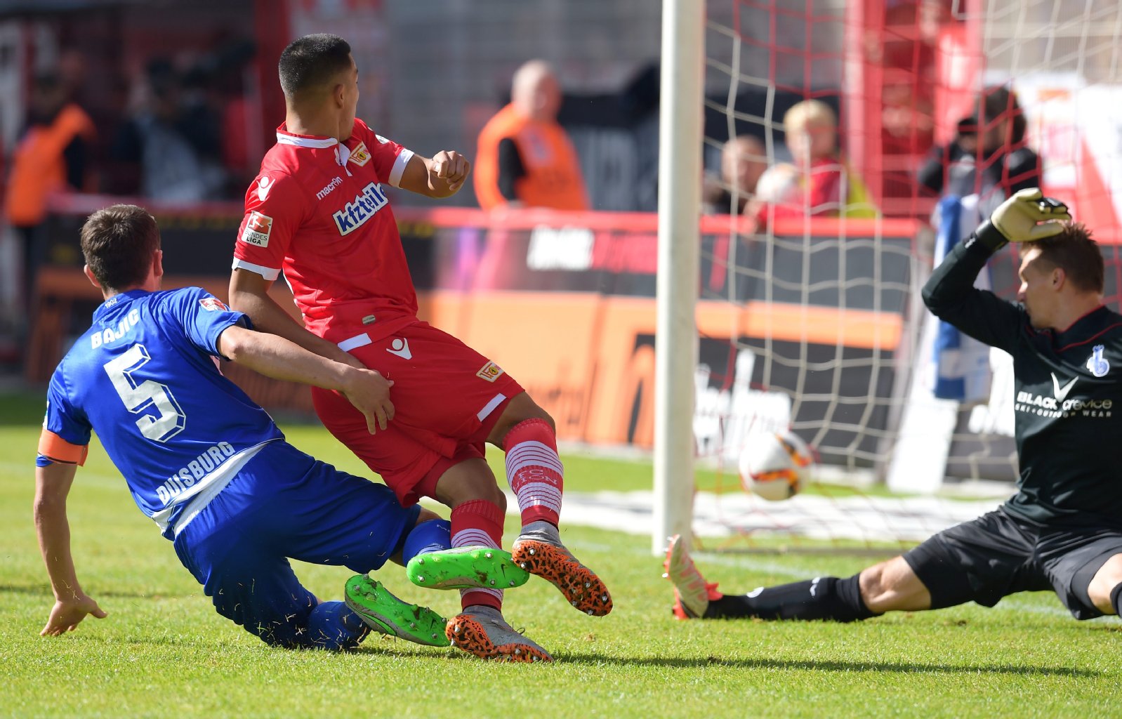 Bobby Wood trifft schon nach vier Minuten zur Union-Führung ins lange Eck.