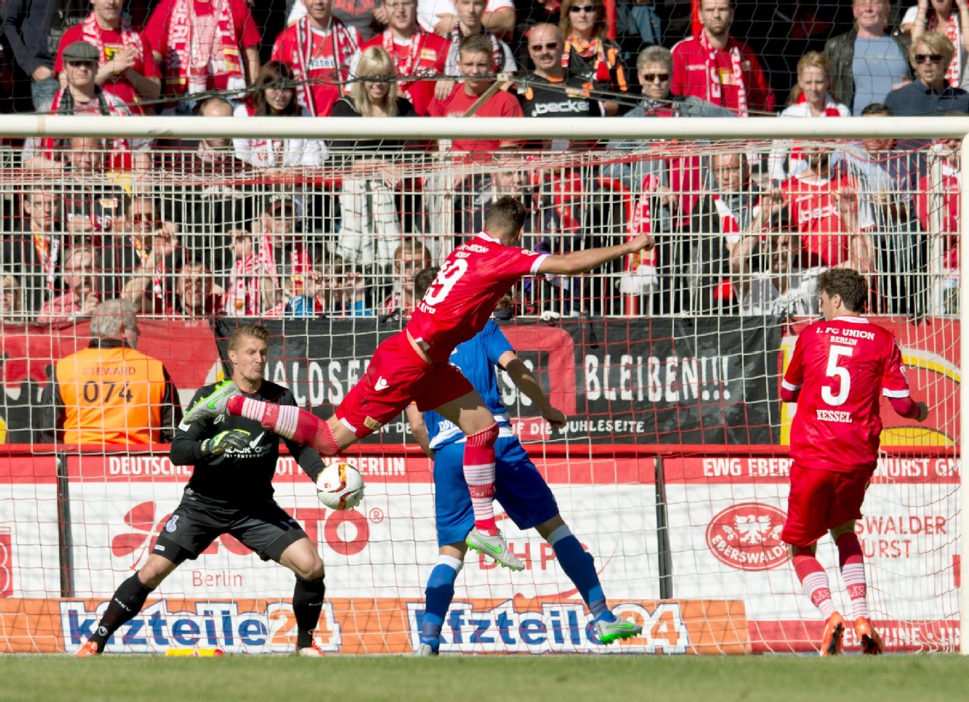 Unions Damir Kreilach (M) erzielt das Tor zum 3:0 mit dem Kopf.