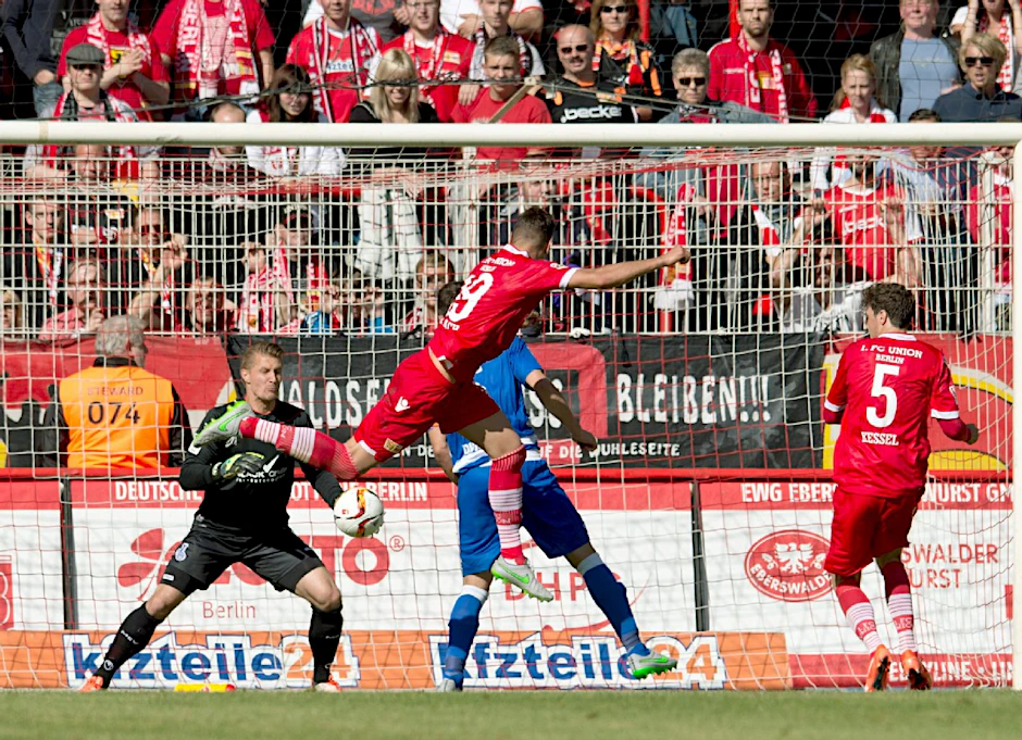 Unions Damir Kreilach (M) erzielt das Tor zum 3:0 mit dem Kopf.