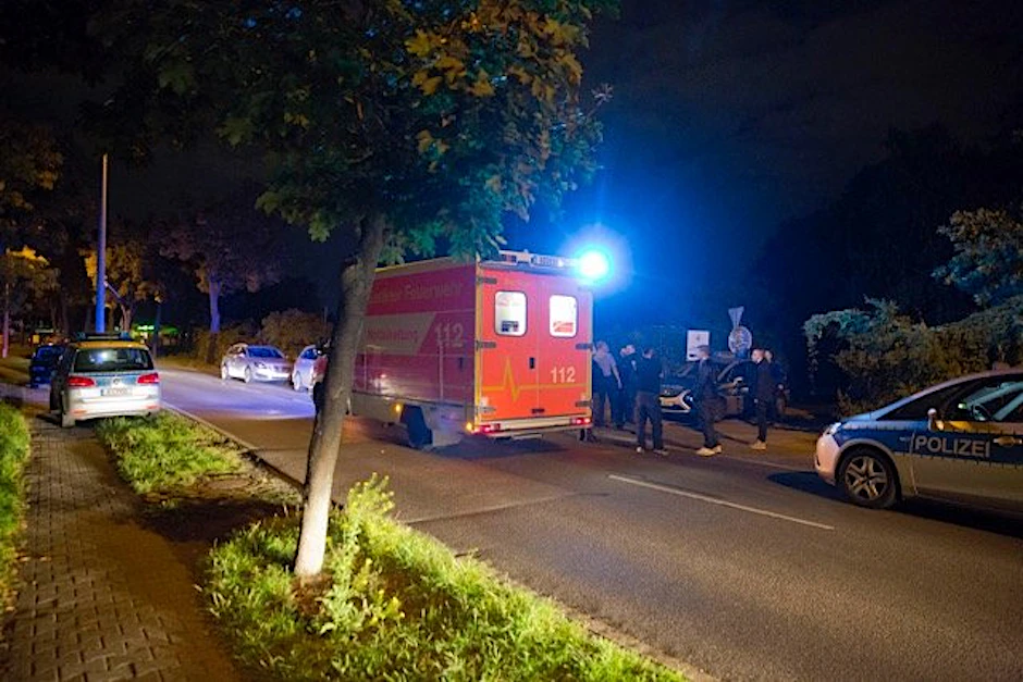 Berlin-Treptow, 26. September 2015: Jugendliche prügeln mit Knüppeln auf einem Oktoberfest in Treptow aufeinander ein. Die Polizei rückt mit mehreren Mannschaftswagen aus.