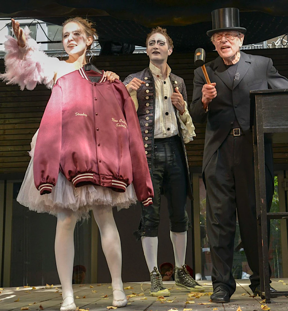 Berliner-Ensemble-Intendant und Regisseur Claus Peymann (re.) versteigerte mit Kollegen Teile aus dem Theater-Fundus für einen guten Zweck.