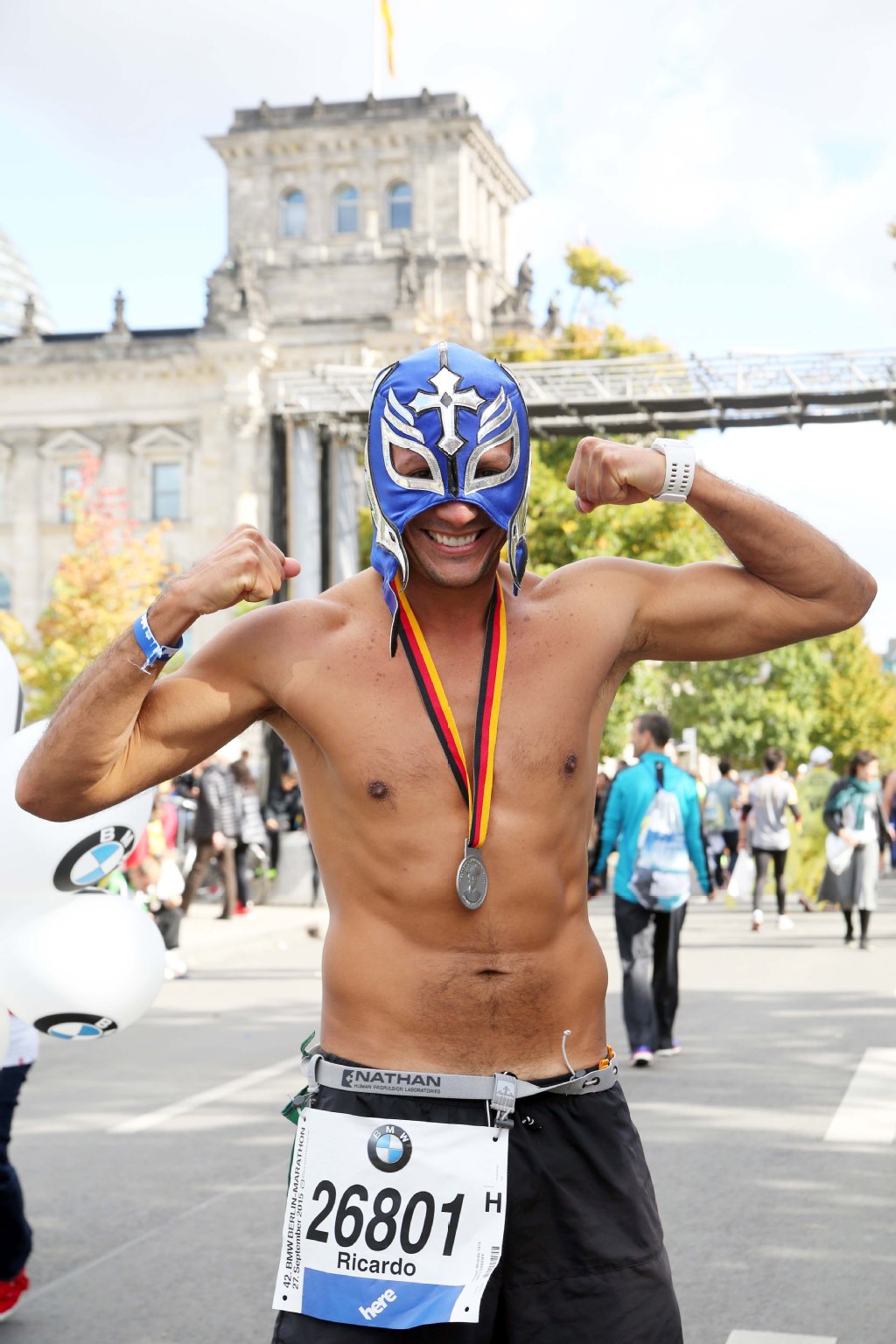 Die Wrestling-Maske auf dem Kopf, der knackige Oberkörper frei – so feierte der Mexikaner Ricardo seine persönliche Bestzeit von 3 Stunden und 15 Minuten. „Die Energie vom Publikum hat mich über die Strecke getragen“, sagt der 36-Jährige.