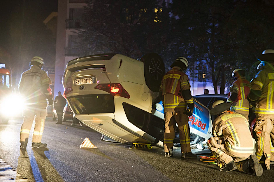 Das demolierte Taxi liegt nach dem Unfall auf dem Dach.