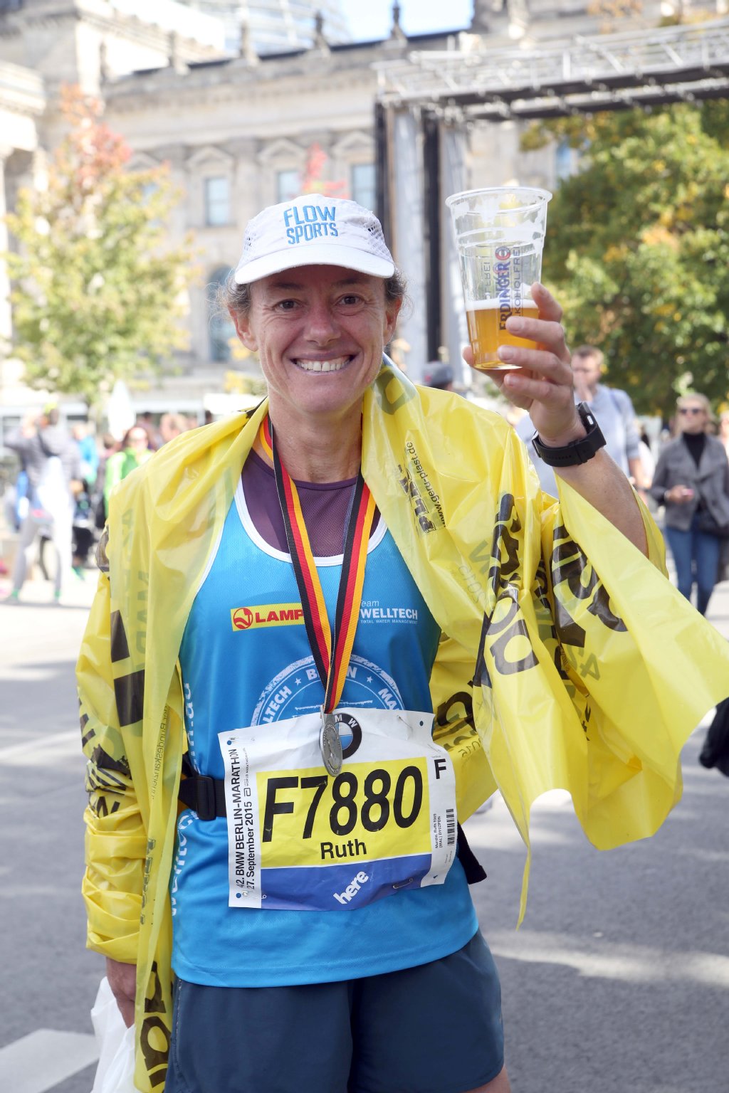 Und Prost! Nach ihrem Lauf (3:19) zischte die Australierin Ruth (46) erstmal ein Bierchen. „Berlin hat nicht nur das tollste Publikum, sondern auch weltweit die schönste Marathon-Strecke“, sagt die Siebenfache-Marathon-Expertin.