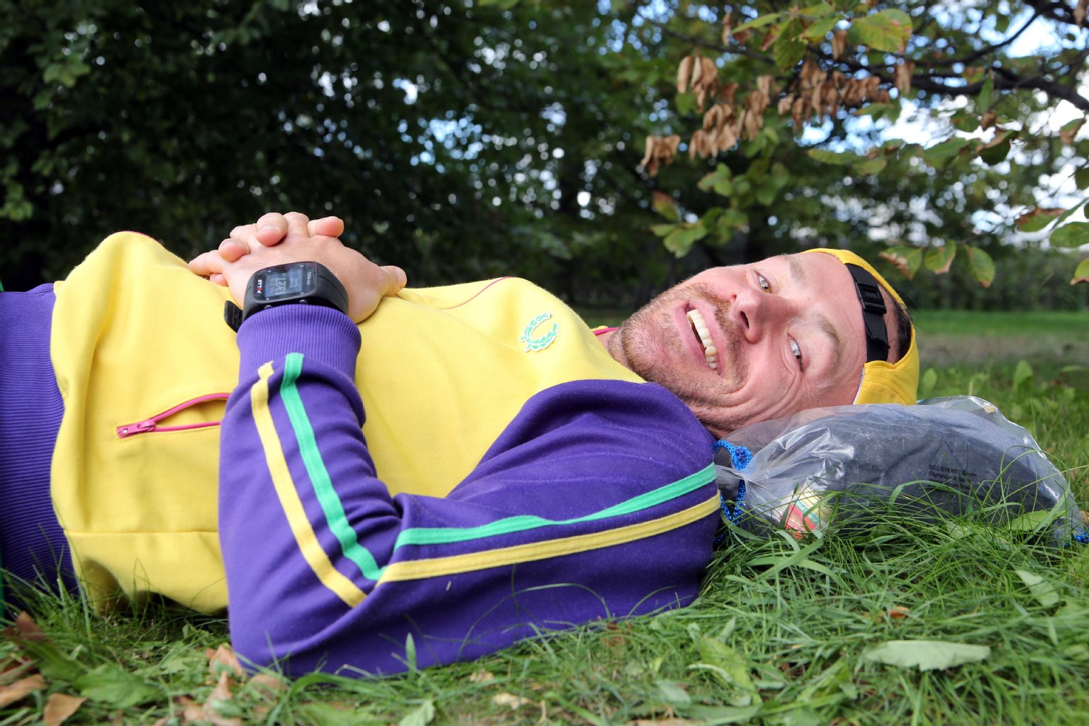 Uff, geschafft: Mike Buckle (38) aus Birmingham machte nach seinem Marathon-Lauf erstmal Pause: 3 Stunden und 19 Minuten hat er gebraucht. Sein Energiespender waren Bananenhäppchen.