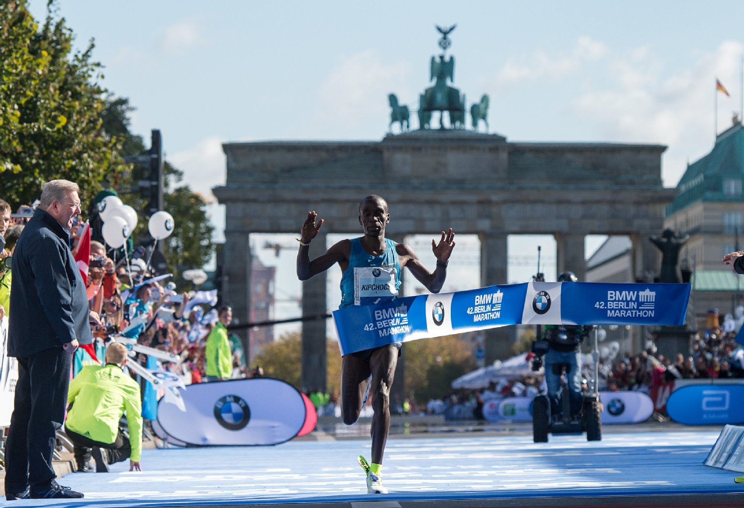 Eliud Kipchoge siegte zwar mit einer Zeit von 2:04:00 Stunden, den Weltrekord (2:02:57) von 2014 konnte er aber nicht brechen.