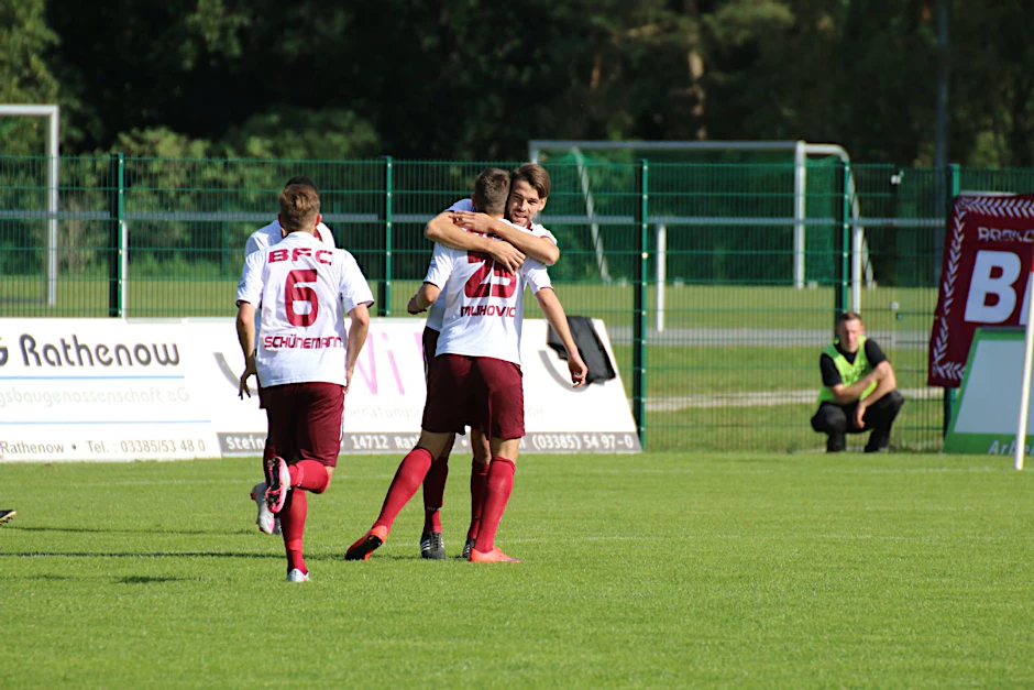 Rico Steinhauer umarmt nach einem weiteren BFC-Treffer den großen „Dreierpack-Man“ Zlatko Muhovic.