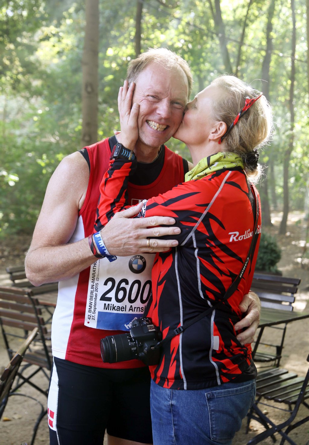 Obwohl Mikael Arnskeow (55) aus Dänemark auf der Strecke Schmerzen in den Beinen hatte, hielt er durch. Zum Dank gab es nach 4 Stunden und 7 Minuten Laufzeit von Frau Lis ein Küsschen und ein Bierchen.