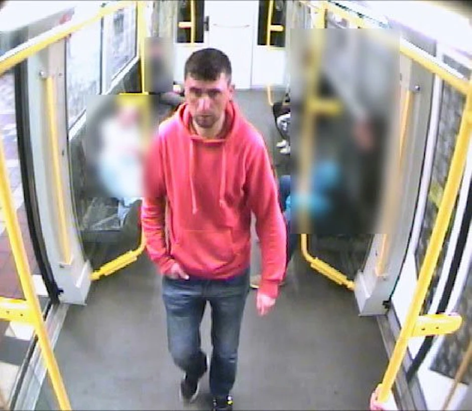 Die Polizei sucht nach diesem Tatverdächtigen.