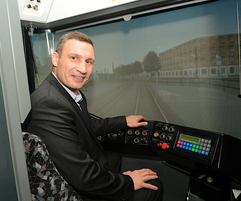 Klitschko im Fahrsimulator der BVG.
