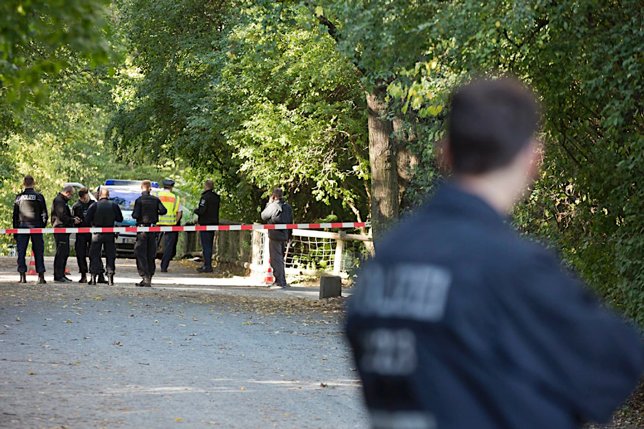 Beamte sichern den Tatort nach dem Angriff.