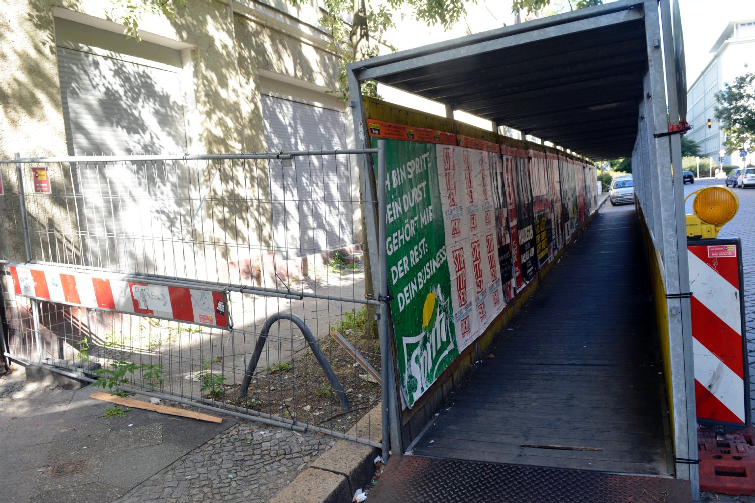Ein Tunnel soll Fußgänger vor dem maroden Gebäude schützen.